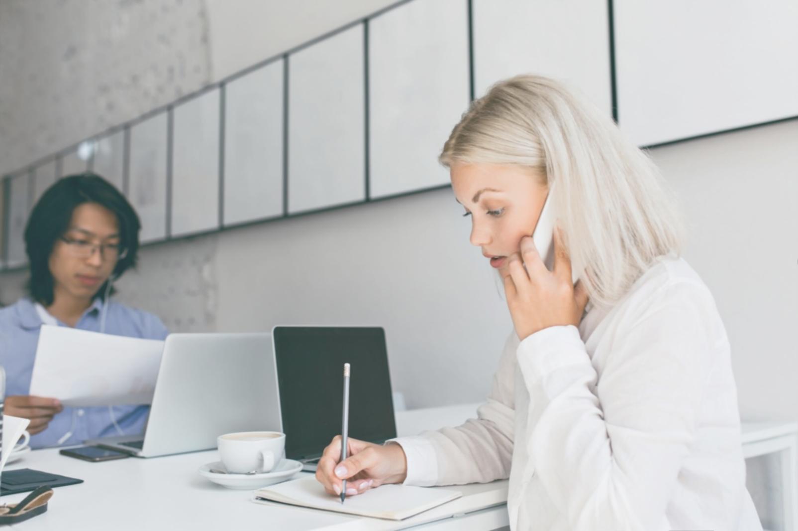 Teilnehmer arbeiten gemeinsam an Finanzautomatisierungsprojekten