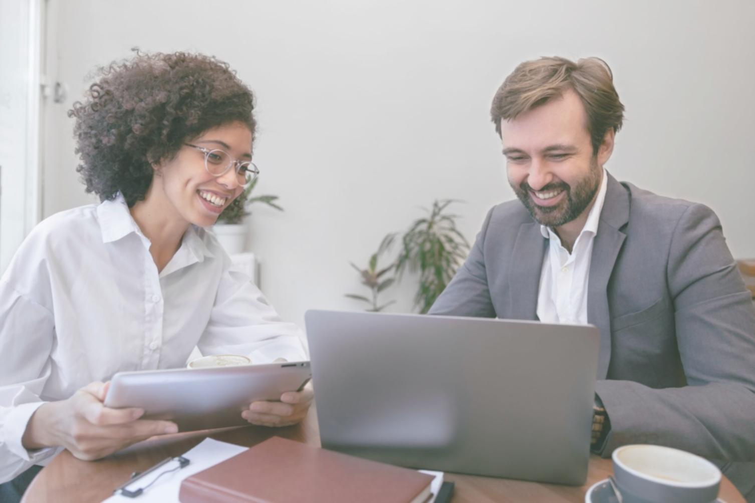 Erfolgreiches automatisiertes Büro mit zufriedenen Mitarbeitern