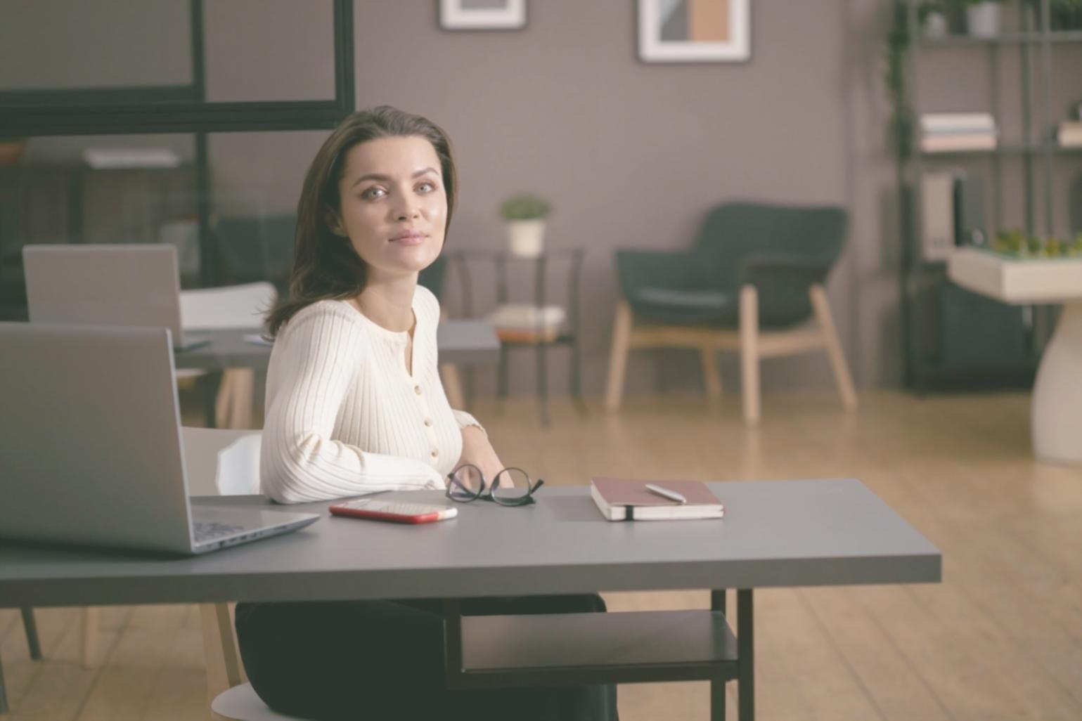 Moderne Büroumgebung mit digitalen Finanztools
